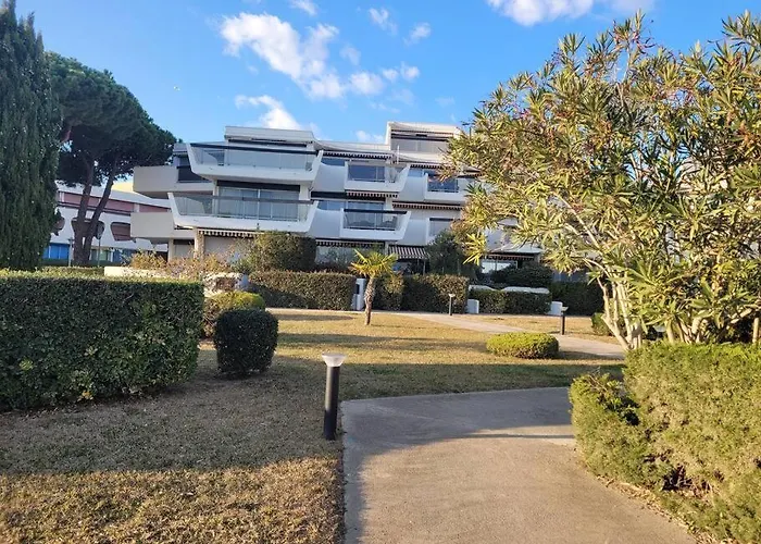 Апартаменты Spacieux Rez De Jardin Vue Sur Port De Plaisance Ле-Гро-дю-Руа